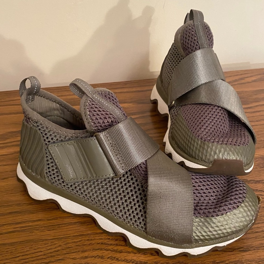 Sorel Kinetic Sneakers Women Olive Green Slip-on Adjustable Strap Size 5.5